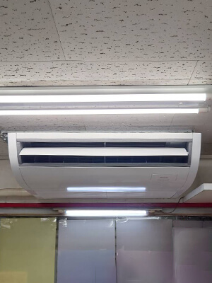 兵庫県尼崎市 飲食店 日本キヤリア（旧：東芝）天吊りエアコン設置写真