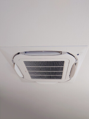 兵庫県川西市 個人宅 日本キヤリア（旧：東芝）天井埋め込みエアコン設置写真