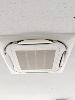 神奈川県横浜市磯子区 一般店舗 ダイキン天カセエアコン設置写真