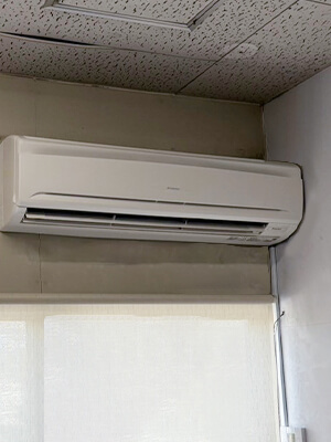 京都府京田辺市 事務所 ダイキン壁掛けエアコン設置写真