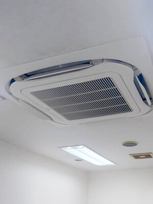 大阪市城東区 クリニック ダイキン天カセエアコン設置写真