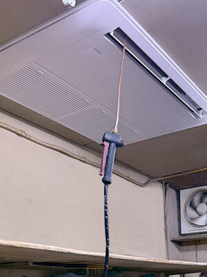 越谷市 飲食店（厨房内） 天カセ1方向 業務用エアコン設置写真