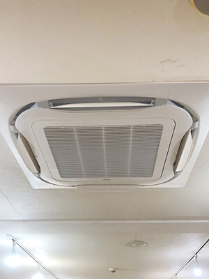 東京都江戸川区 飲食店 ダイキン天カセエアコン設置写真