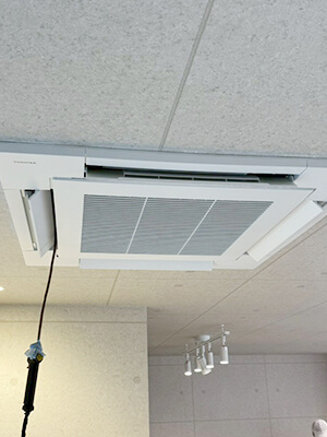 東京都板橋区 飲食店 日本キヤリア天カセエアコン設置写真