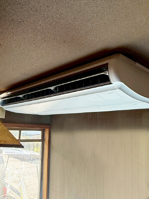 東京都葛飾区 飲食店 日立天吊りエアコン設置写真