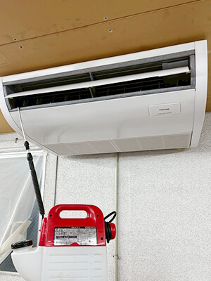 東京都北区 工場 日本キヤリア 天吊りエアコン設置写真